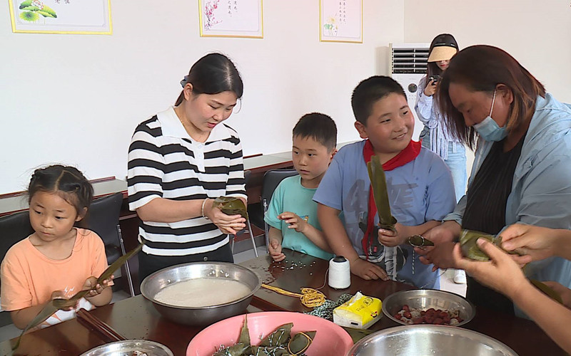 楊明廣是徐州邳州戴莊鎮良王城小學四年級的學生,他認為自己動手包